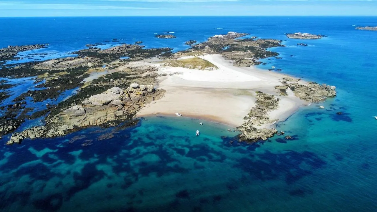 Les Pieds Dans L Eau Acces A La Plage Depuis La Residence Trebeurden 0*,  France
