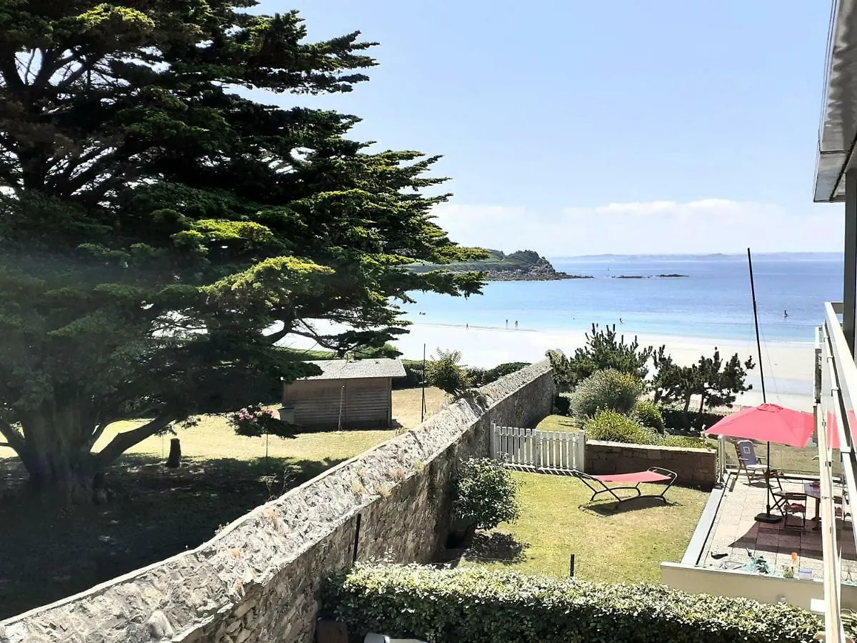 Les Pieds Dans L Eau Acces A La Plage Depuis La Residence Trebeurden
